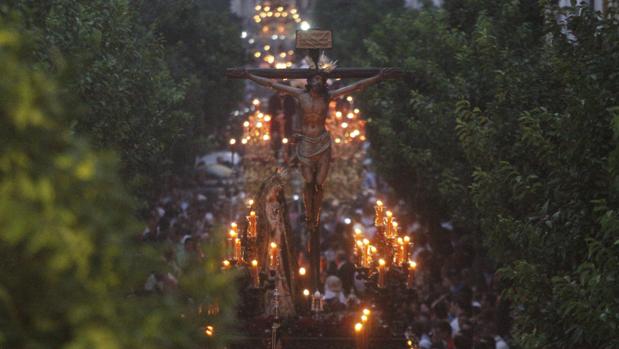 El Cristo de la Expiración, al frente de una larga comitiva de pasos en el Vía Crucis Magno de Córdoba en 2013