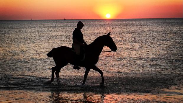 Puesta de sol en la playa de las Piletas, en Sanlúcar de Barrameda