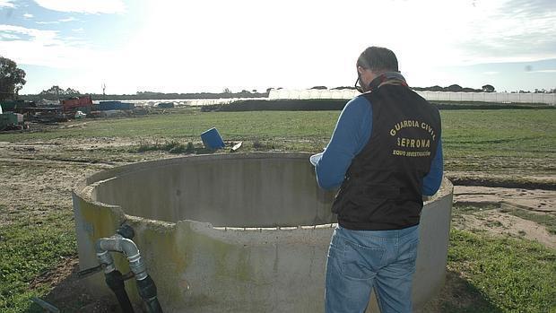 Un agente inspecciona un pozo