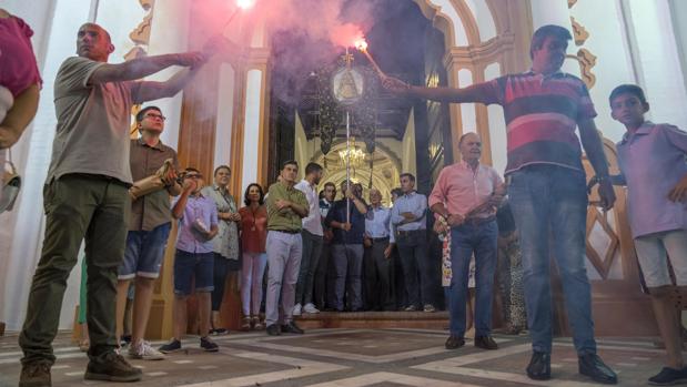 El Simpecado de la Matriz almonteña a su salida de la Parroquia de Ntra. Sra. de la Asunción
