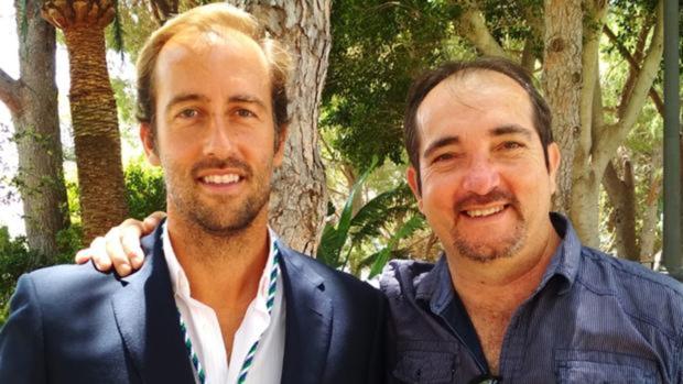Carlos Rivero tras tomar posesión el pasado 5 de julio junto al excoordinador de Vox en Mijas Antonio Molina