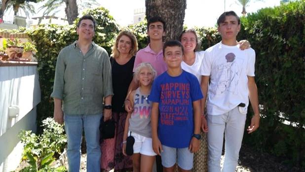 José María Ruiz, un ingeniero granadino afincado en Sevilla, junto a su familia