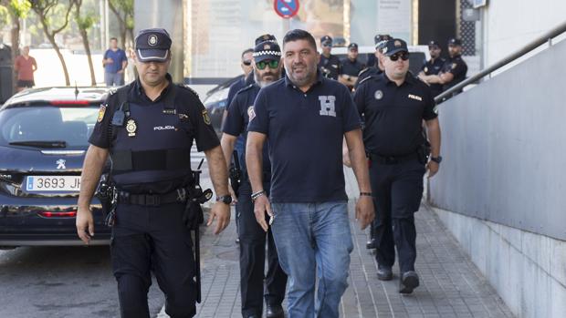 Antonio Garrido, el policía de Punta Umbría -vestido de paisano- cuando fue a declarar por el apuñalamiento que sufrió