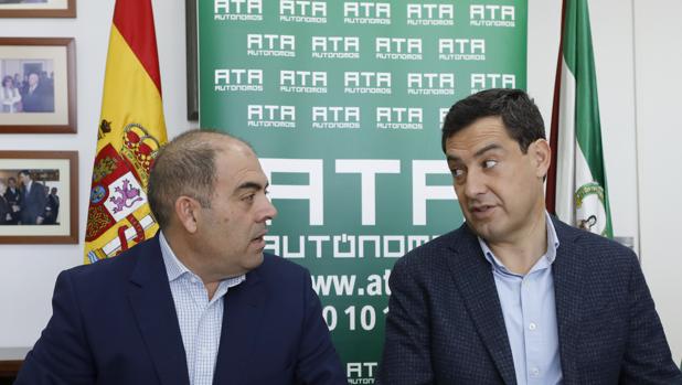 El presidente de la Junta, Juanma Moreno, y el presidente de ATA, Lorenzo Amor