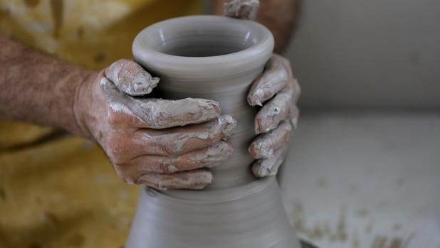 Detalle de las manos de un alfarero