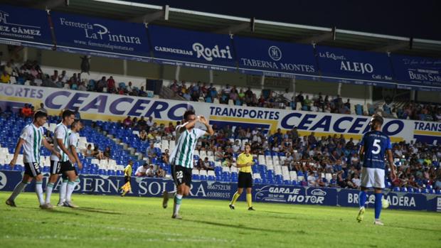 Sebas Moyano celebra el 0-1 en el encuentro entre el Linares y el Córdoba CF, este domingo, en Linarejos