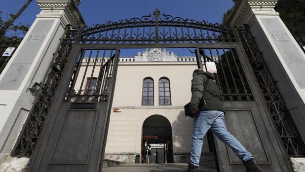 Un hombre entrando a la Gerencia de Urbanismo en Córdoba
