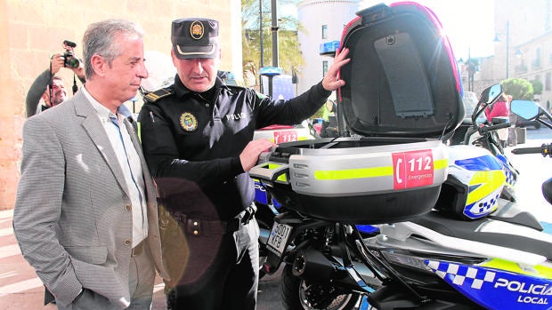 El alcalde de Lucena en un acto de entrega de material a la Policía Local