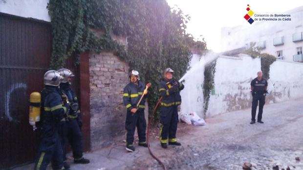 Actuación del Cuerpo de Bomberos en la calle Santa María de la Merced