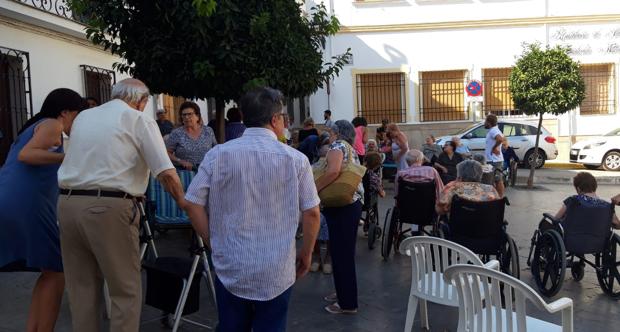 Vuelven los 38 ancianos a la residencia tras la explosión por labores