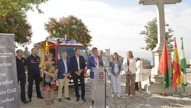 Las autoridades, durante la presentación de los vehículos de bomberos.