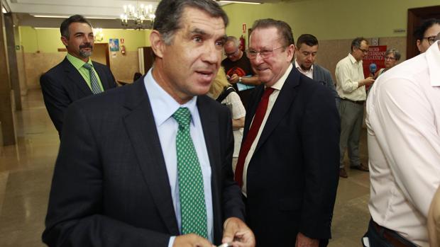 El presidente del Tribunal Superior de Justicia de Andalucía, Lorenzo del Río. Al fondo, Emilio Llera