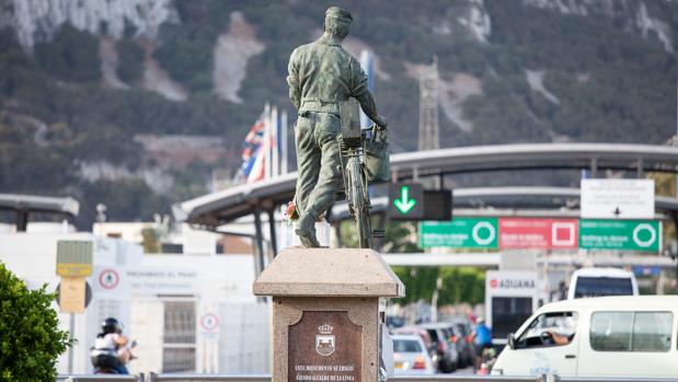 Monumento al trabajador transfronterizo erigido en La Línea frente a Gibraltar