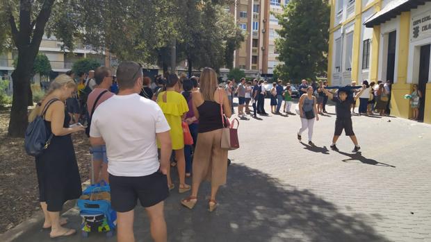 Colas para recoger a los niños del CEIP Colón