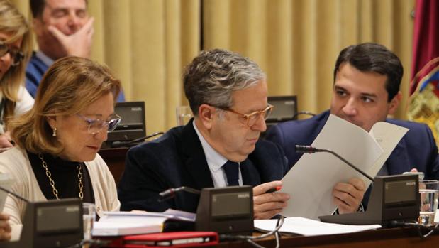 El alcalde, junto a los ediles de Hacienda y de Casco Histórico