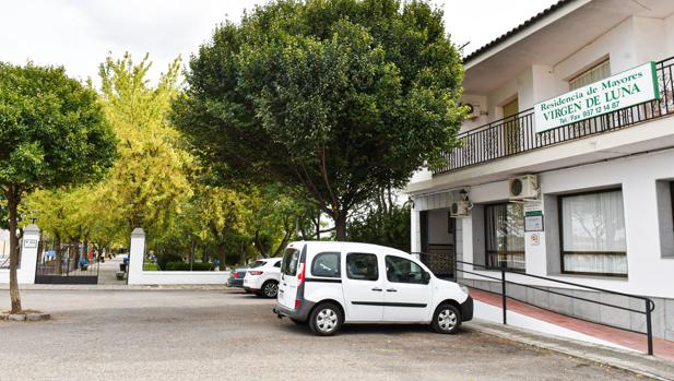 Residencia de ancianos de Villanueva de Córdoba con el parque de la polémica al fondo