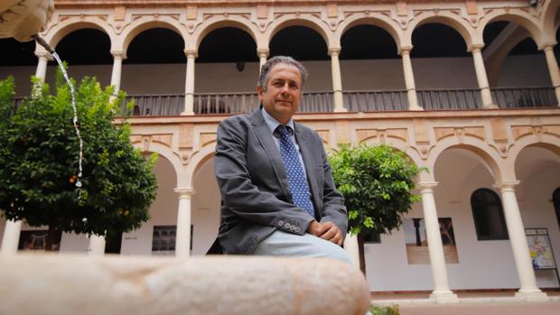 Fernando Fuentes, en el claustro de la Facultad de Derecho y Empresariales de Córdoba