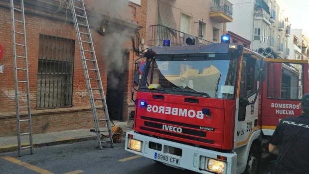 Bomberos actuando en la casa siniestrada