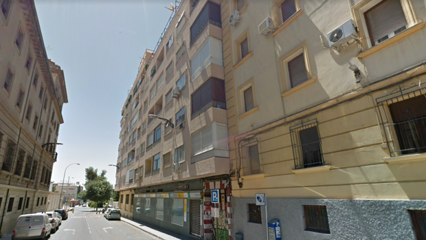 Un objeto de plástico duro ha impactado contra el bebé mientras paseaba con su madre.