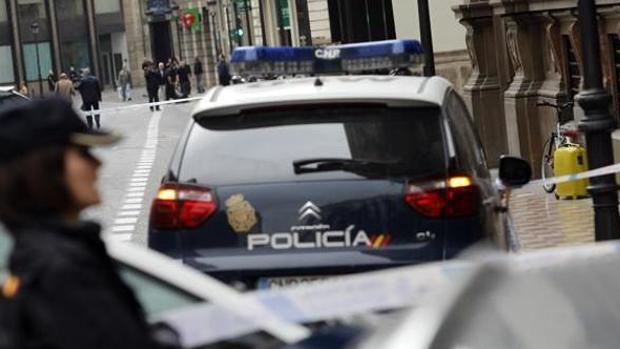 La chica dijo que había sido asaltada por tres hombres en un calle en plena noche