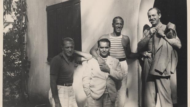 Federico García Lorca, con amigos en una finca de Uruguay; una de las fotografías de la exposición.