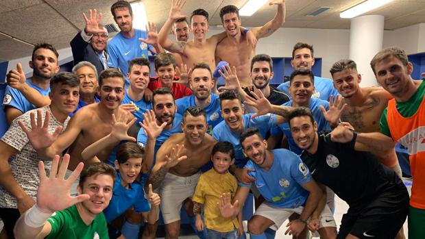 Los jugadores celebran la quinta victoria