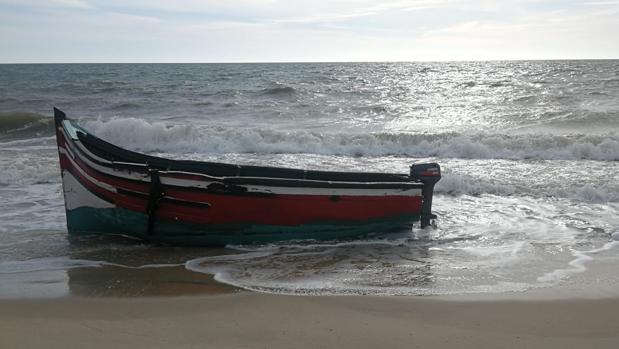 Patera aparecida esta tarde en la costa del Parque Nacional de Doñana