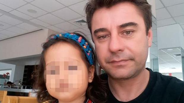 Rubén García con su hija en brazos