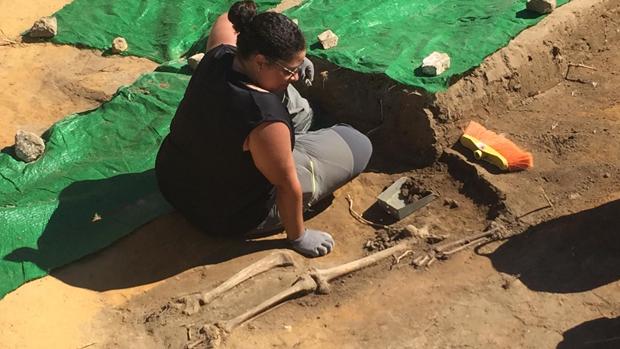 Una de las integrantes del equipo realizando el sondeo en el parque que antiguamente acogió al Cementerio