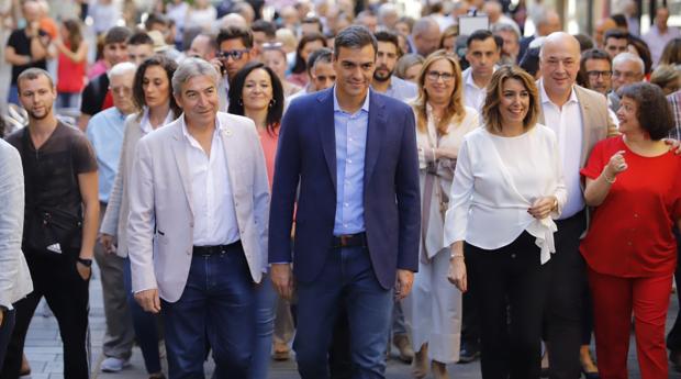 Sánchez, junto a Díaz y altos cargos socialistas durante su paseo por Córdoba