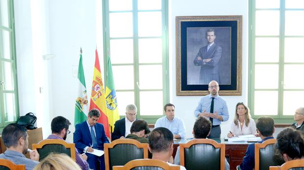 El alcalde se dirige a la junta de portavoces, técnicos y reprsentantes de la oposición