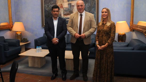 El presidente del Córdoba, Jesús León, junto al presidente de Diputación, Antonio Ruiz, y la delegada