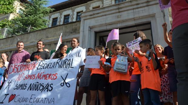 Padres y alumnos, durante una manifestación en la Delegación de Educación en Granada