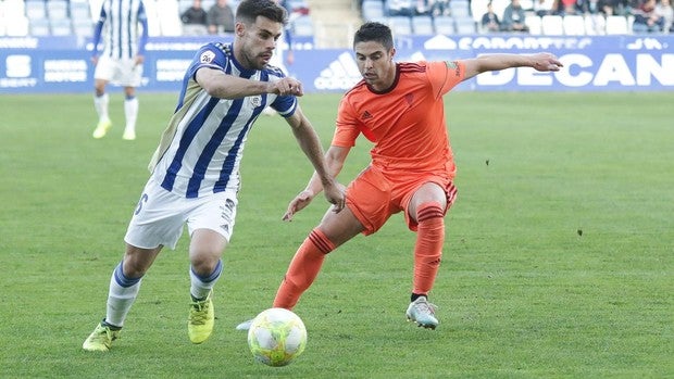 Jesús Álvaro ante Sergio Jiménez en el encuentro de esta tarde