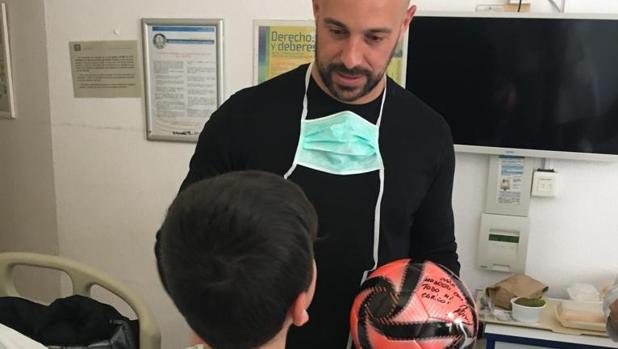 El portero cordobés dedica balones los niños ingresados en el hospital Reina Sofía