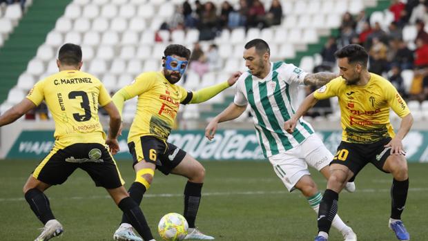Moutinho, rodeado de jugadores del Villarrubia
