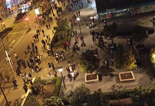 Decenas de personas en las calles de Granada pese al toque de queda