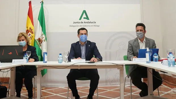 Juanma Moreno preside la reunión del grupo de expertos en Málaga