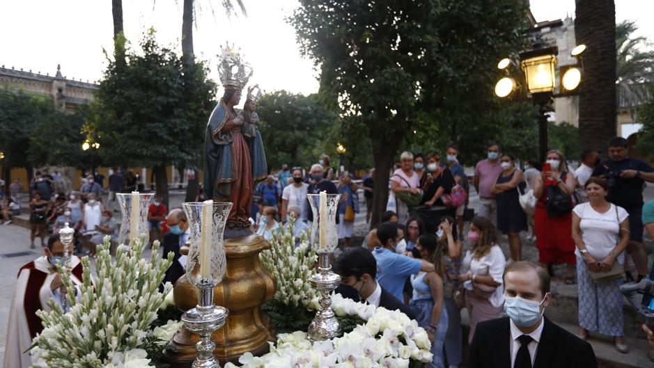 La Virgen de la Fuensanta vuelve al aire de C&oacute;rdoba entre j&oacute;venes en el Patio de los Naranjos