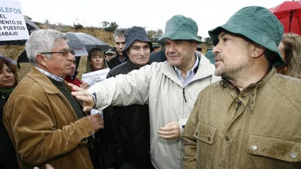 Manuel Chaves, abordado por trabajadores de Nilefós en un acto en 2008