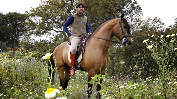 Diego Ventura, a caballo en su finca de La Puebla del Río
