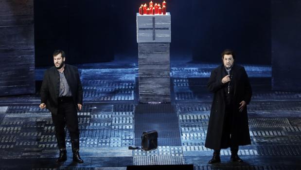 Plácido Domingo (a la derecha) y Andrea Carè, durante la representación