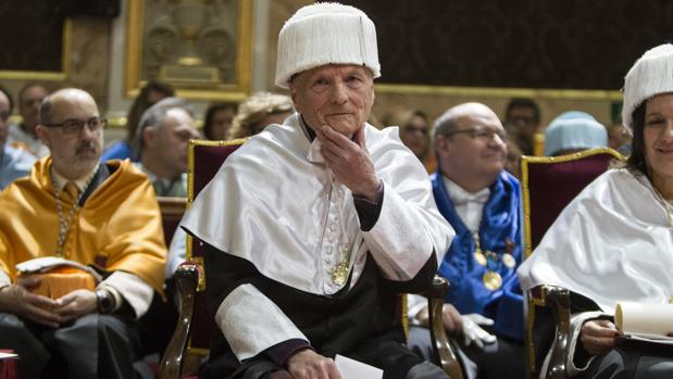 Antonio López, tras ser investido doctor «honoris causa»