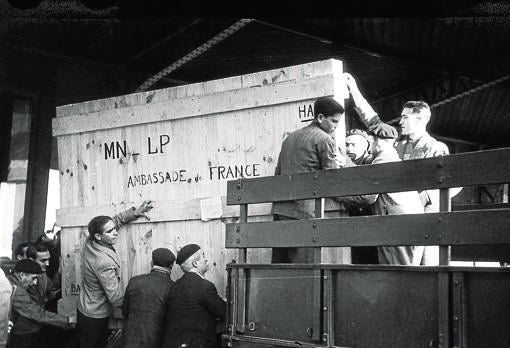 Cargamento del camión con la «Inmaculada» de Murillo, procedente del Louvre, a su llegada a la estación del Mediodía de Madrid el 8 de diciemvre de 1940