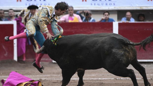 El toro prendió con mucha violencia a Fabián Barba