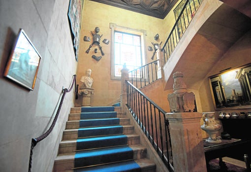 La escalera principal, decorada con tapices del siglo XVII