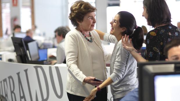 «Vivimos tiempos en los que a la sociedad le es muy necesaria la información de calidad», afirma Pilar de Yarza (en la imagen, ayer, en la redacción de Heraldo)