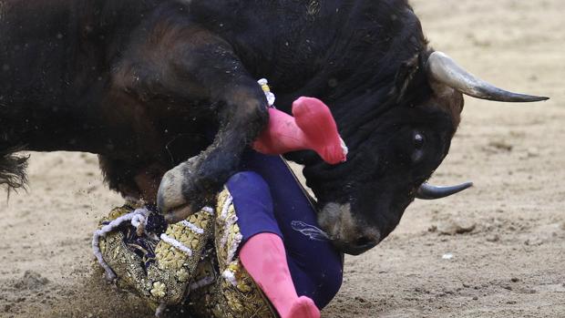 Sebastián Castella, merced del quinto toro de Garcigrande, ayer en San Isidro