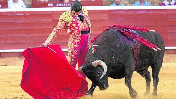 Morante en un muletazo en redondo en la pasada feria de Las Colombinas