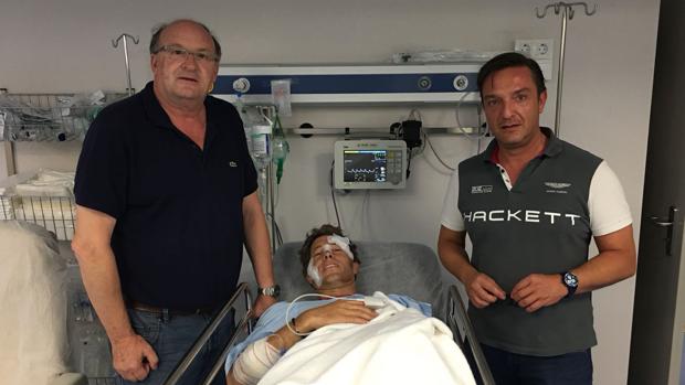 Los doctores Pascual González Masegosa (izq) y Jesús Cuesta junto a Manuel Escribano